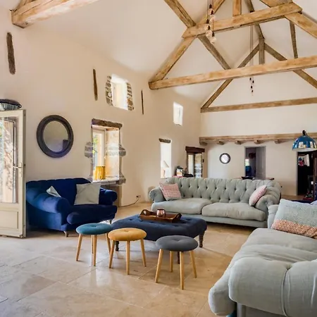 Sleeps 18 With Pool Air Con And Wifi
