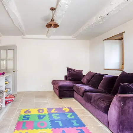 Sleeps 18 With Pool Air Con And Wifi