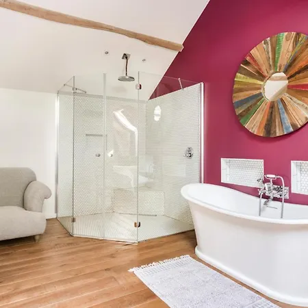 Sleeps 18 With Pool Air Con And Wifi