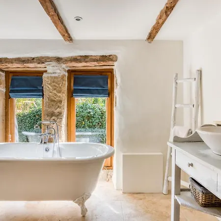 Sleeps 18 With Pool Air Con And Wifi